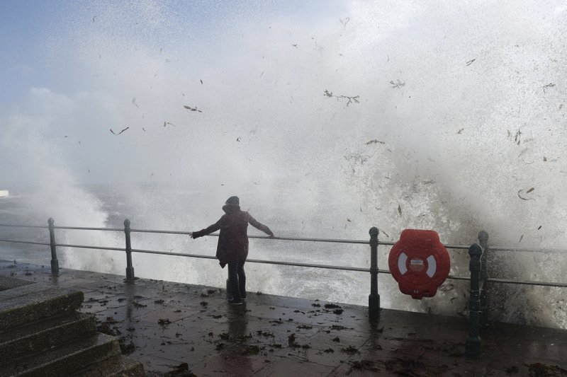 Hurricane Ophelia's remnants batter UK, Ireland; 3 dead