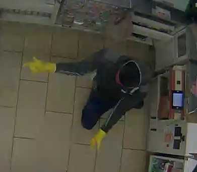 Suspects use pepper spray on clerks in Bonita armed robbery