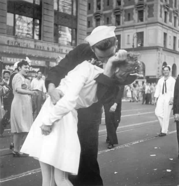 In this Aug. 14, 1945 file photo provided by the U.S. Navy, a sailor and a woman kiss in New York's Times Square, as people celebrate the end of World War II. (VICTOR JORGENSEN / AP photo)