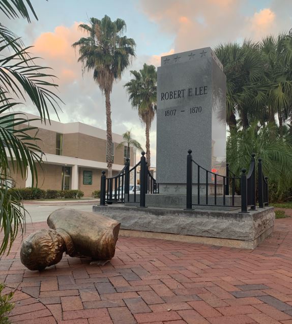 Photo of the toppled Robert E. Lee bust. (Credit: WINK News)