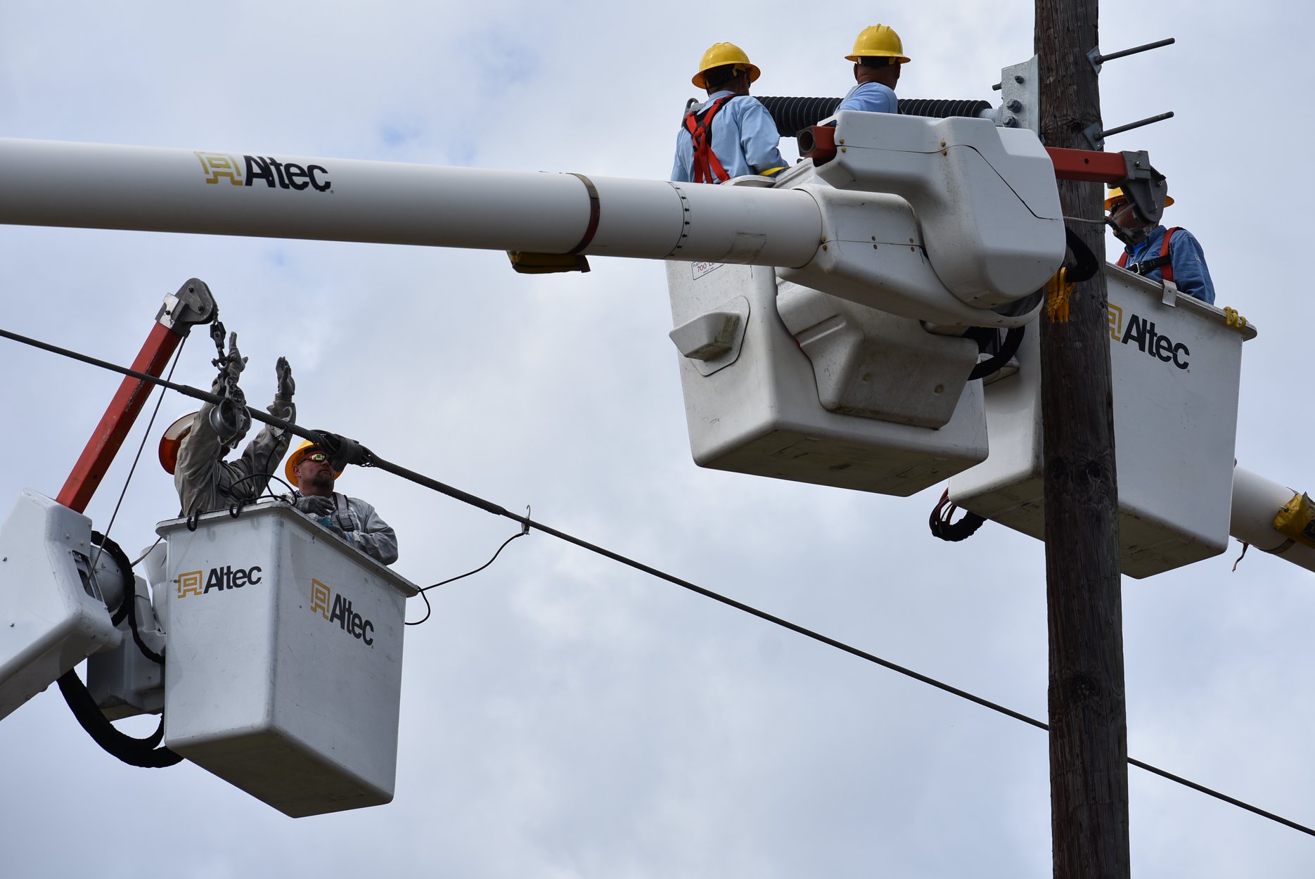 Crews working to fix power outage. (Credit: LCEC)
