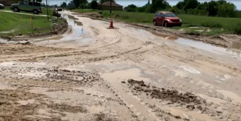 muddy-roads-leaves-some-drivers-stuck-in-gunk