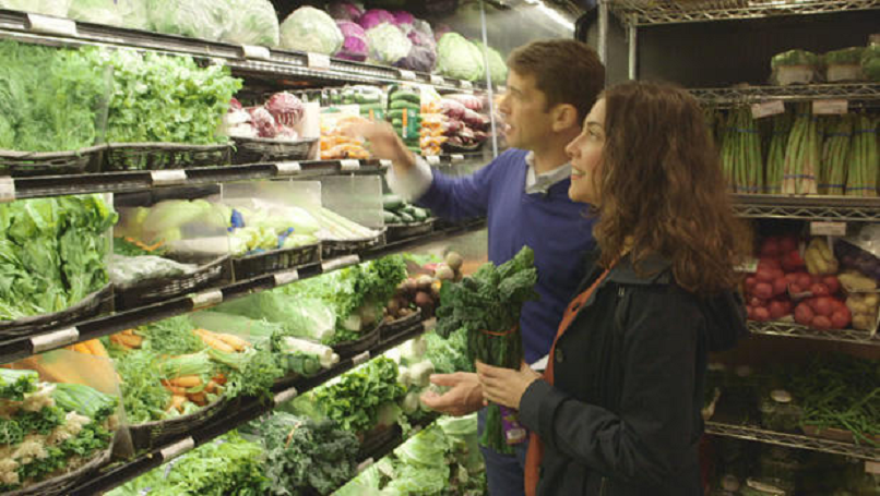 Dr. Drew Ramsey and chef Samantha Elkrief shopping for food for a healthier brain. (Credit: CBS News)