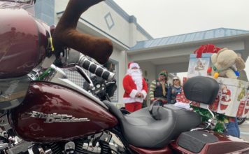 Bank Robber Tosses Cash In The Air Saying Merry Christmas