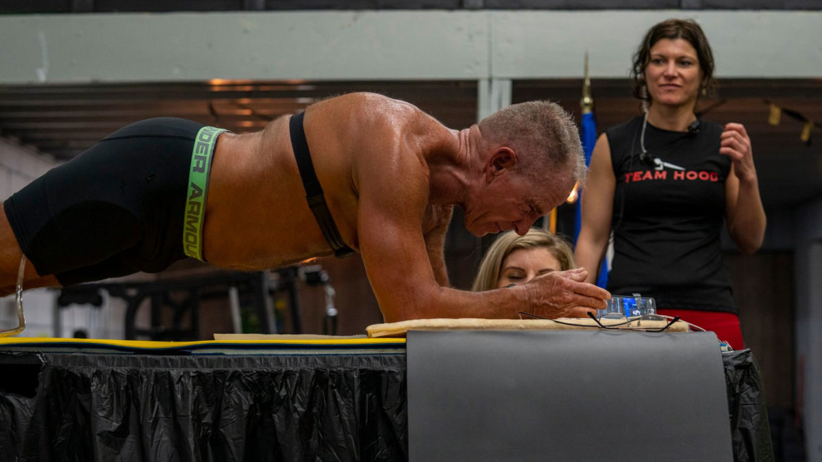 Facilitate To interact origin 62-year-old retired U.S. Marine, holds plank for over 8 hours, breaks world  record