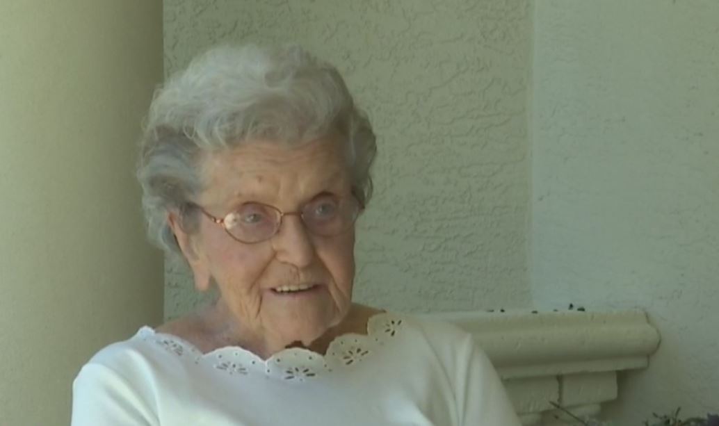 Swfl Woman Turns 100 Years Old Gets Surprise Parade Outside Home 