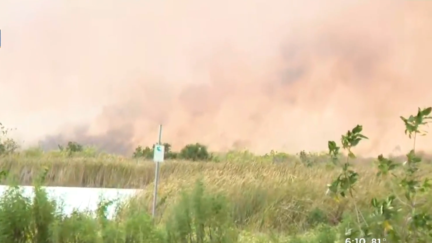 La cenere piove da enormi incendi d’erba fino a Weston