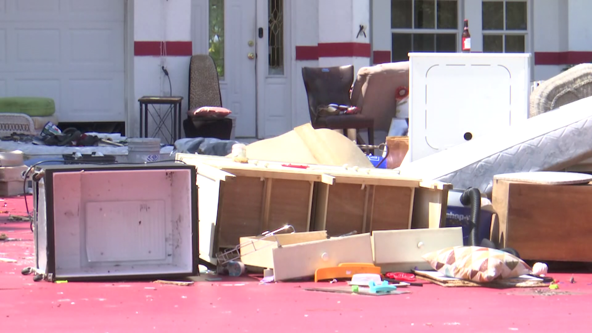 San Carlos Park home with lawn full of trash frustrates neighbors